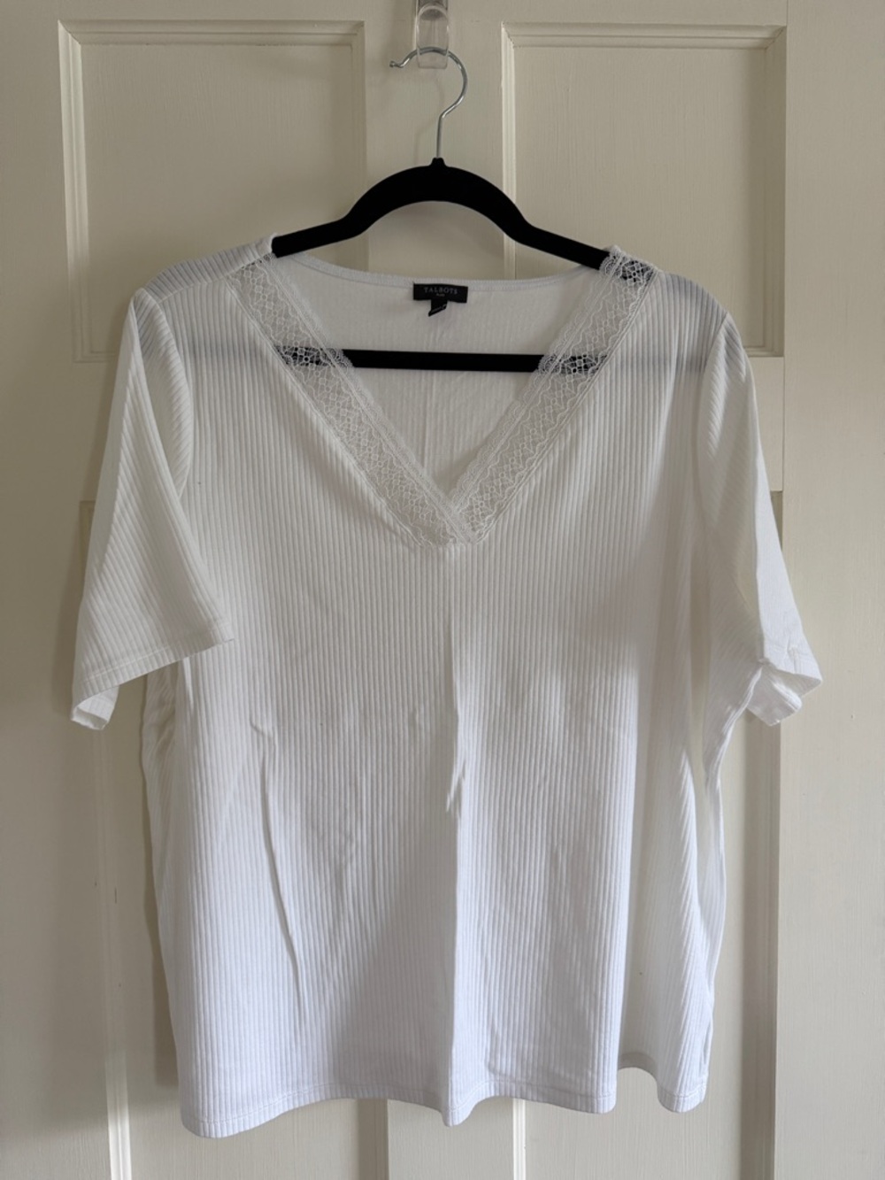 🌸Talbots Plus white v-neck tee with lace trim. Size 2X.